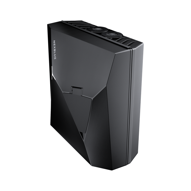 En Easee Charge UP 22kW som sitter på väggen vid en garageport.