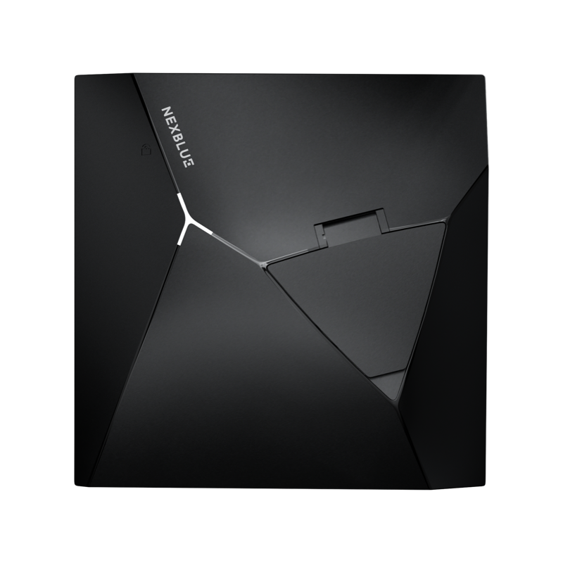 En man som tar ur laddaren ur Easee Charge UP 22kW.