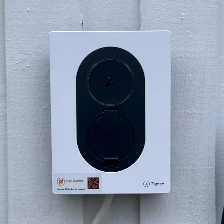Monterad och installerad Zaptec laddbox på ett garage av Svea Elektro.